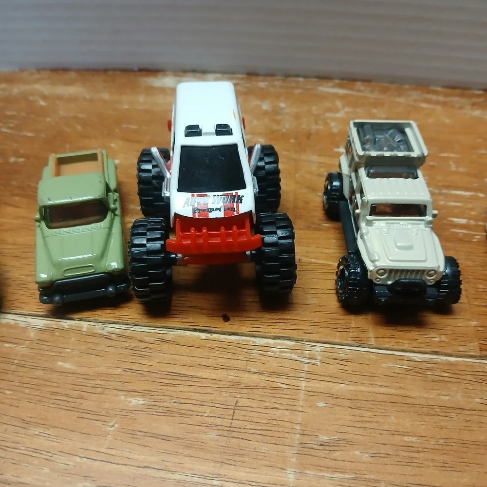 Mixed Lot Of 8 Hot Wheels Matchbox Maisto Misc Diecast Cars Trucks Monster Truck